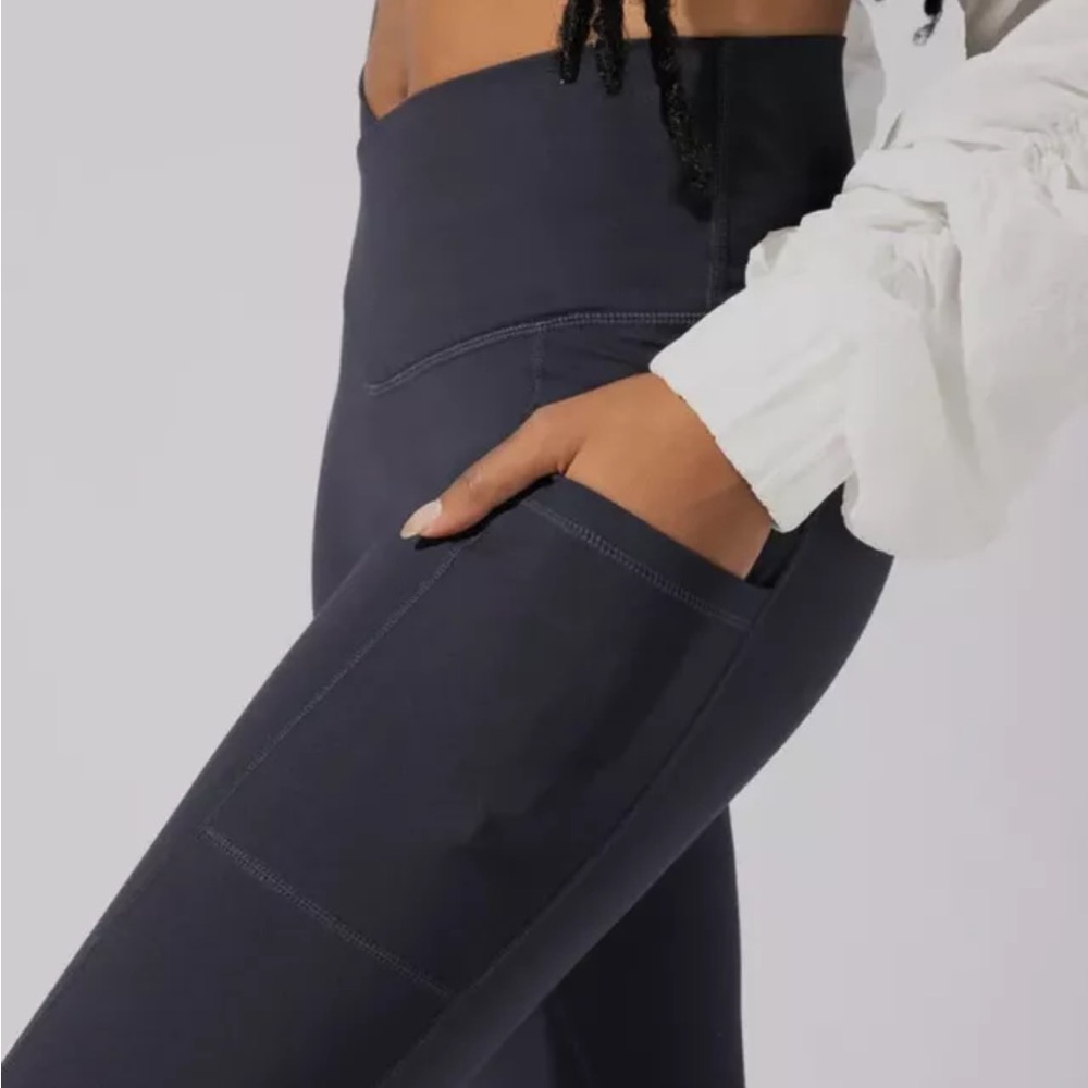 Popflex High Rise Crisscross
Hourglass Leggings w/ Pockets -
Smoky Navy S / 25"